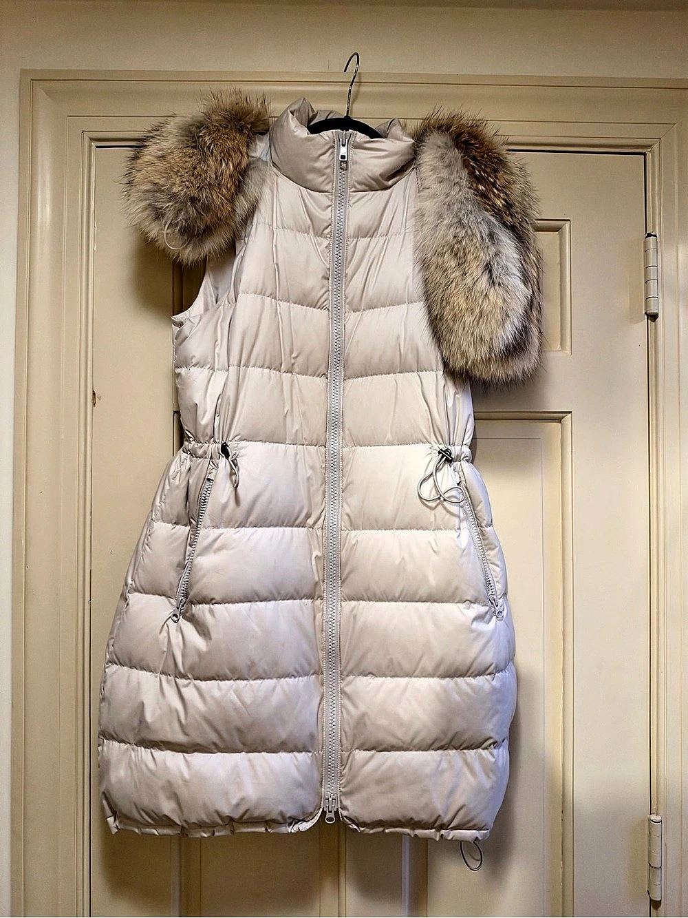 Theory Women's Cream150 Vest cream Size Medium Like New. Removable fur trim.